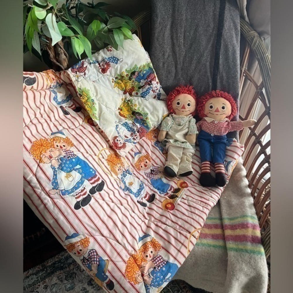 Vintage Raggedy Ann and Andy Dolls with Vintage Quilt